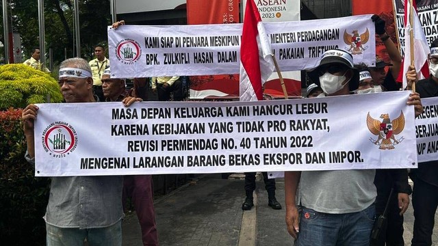 Demo Himpunan Pedagang Pakaian Impor Indonesia (HPPII) di Kantor Kementerian Perdagangan, Selasa (6/6/2023). Foto: Nabil Jahja/kumparan