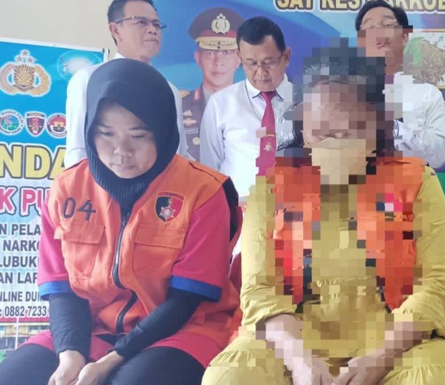 Wanita bernama Indah (jilbab hitam) ditangkap polisi usai menjebak suaminya sendiri. (ist)