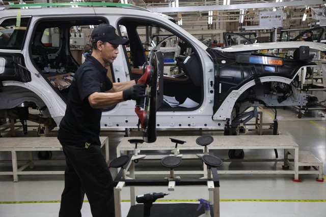 Pekerja merakit kerangka mobil BMW di Pabrik Perakitan BMW di kawasan Sunter, Jakarta Utara.  Foto: Fitra Andrianto/kumparan