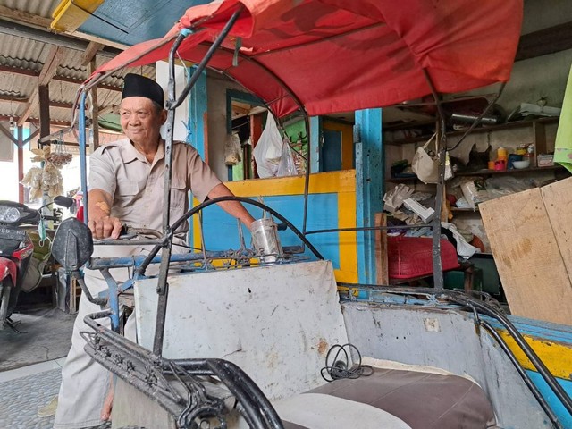 Tukang Becak Naik Haji, 30 Tahun Menanti Bersama Istri namun Terpaksa Berangkat Sendiri