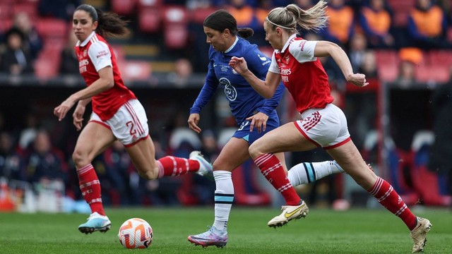 Penyerang Chelsea asal Australia, Sam Kerr (tengah) berlari diantara pemain Arsenal's Rafaelle Souza (kiri) dan Leah Williamson (kanan) pada laga English Women's League Cup. Foto: ADRIAN DENNIS / AFP