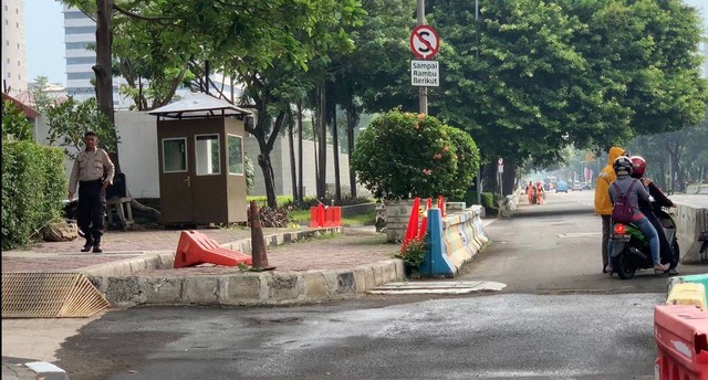 Trotoar di depan Kedubes Amerika Serikat ditutup, tidak boleh dilalui pejalan kaki, Selasa (6/6). Foto: Haya Syahira/kumparan