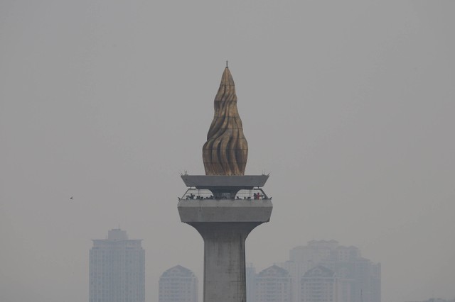 Suasana kawasan Monas saat polusi udara melanda Jakarta pada (6/5) Foto: Jamal Ramadhan/kumparan