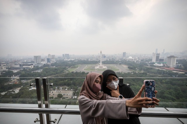 Suasana kawasan Monas saat polusi udara melanda Jakarta pada (6/5) Foto: Jamal Ramadhan/kumparan