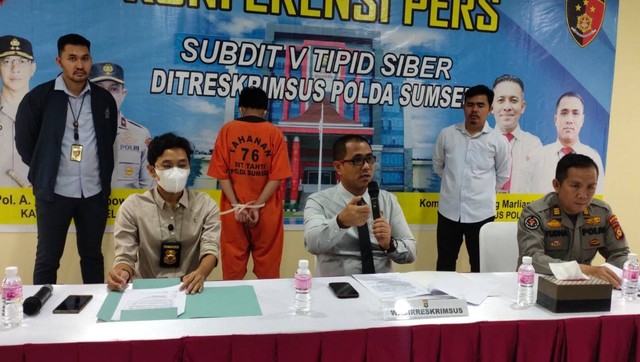 Ditreskrimsus Polda Sumsel saat rilis kasus penyebaran video porno oleh pemuda asal Jakarta. (ist)