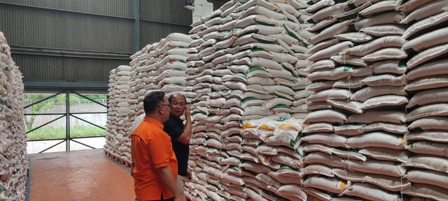 Pengecekan stok beras di Bulog Jabar pada Selasa (6/6).  Foto: Rachmadi Rasyad/kumparan