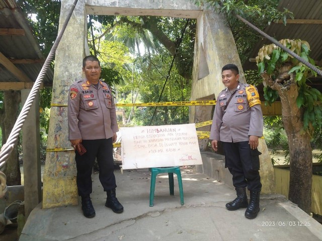 Jembatan gantung yang jadi akses menuju lokasi wisata Aek Sijorni di Tapanuli Selatan ambruk usai digergaji OTK.  Foto: Polsek Batang Angkola