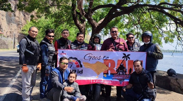MURid (Muhammadiyah University Riders) berfoto dalam perjalanan touring Malang-Bali