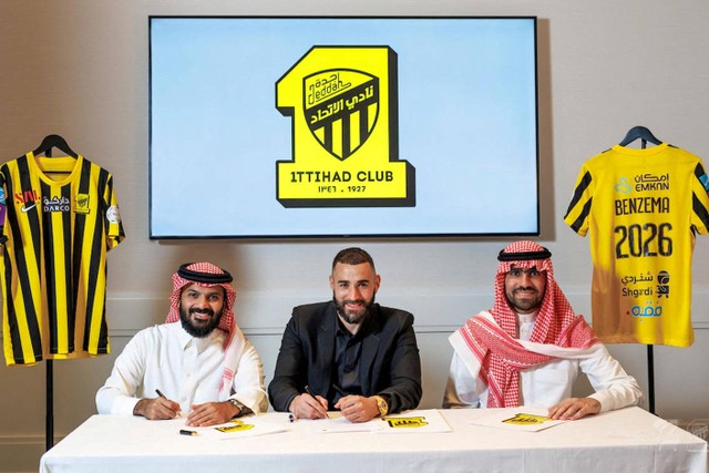 Karim Benzema resmi menjadi pemain Al Ittihad. Foto: Al Ittihad/via REUTERS