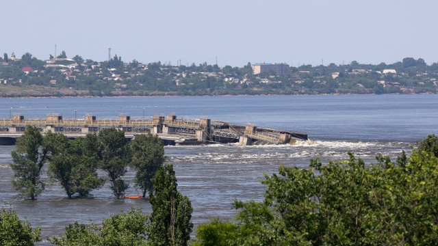 Kondisi bendungan Nova Kakhovka hancur di Kherson, Ukraina.  Foto: Alexey Konovalov/TASS/via REUTERS