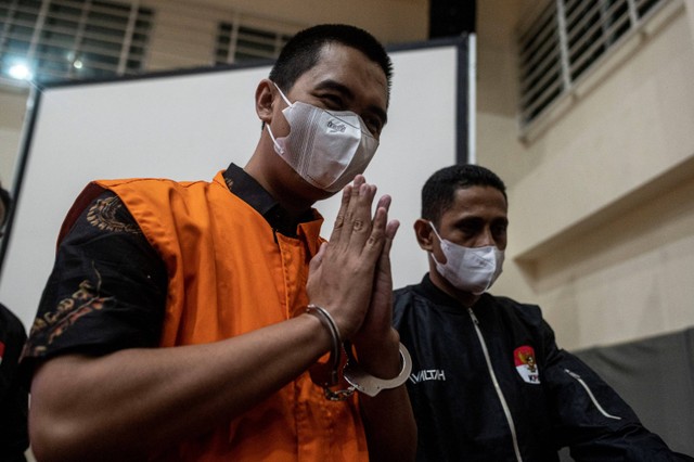 Tersangka dari pihak swasta Dadan Tri Yudianto (kiri) berjalan keluar usai dihadirkan dalam konferensi pers penahanan tersangka dugaan tindak pidana korupsi di Gedung KPK, Jakarta, Selasa (6/6/2023).  Foto: Aprillio Akbar/ANTARA FOTO