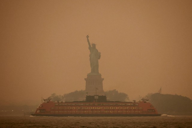 Patung Liberty diselimuti kabut dan asap akibat kebakaran hutan dari Kanada, di New York, AS, Selasa (6/6/2023).  Foto: Amr Alfiky/REUTERS