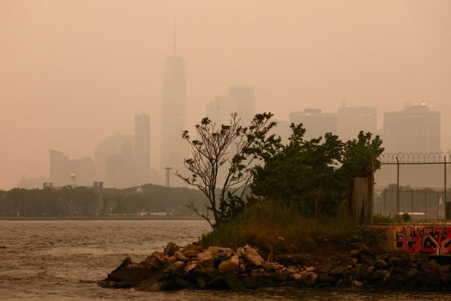 Kota Manhattan terlihat tertutup kabut dan asap akibat kebakaran hutan dari Kanada, di New York, AS, Selasa (6/6/2023). Foto: Amr Alfiky/REUTERS