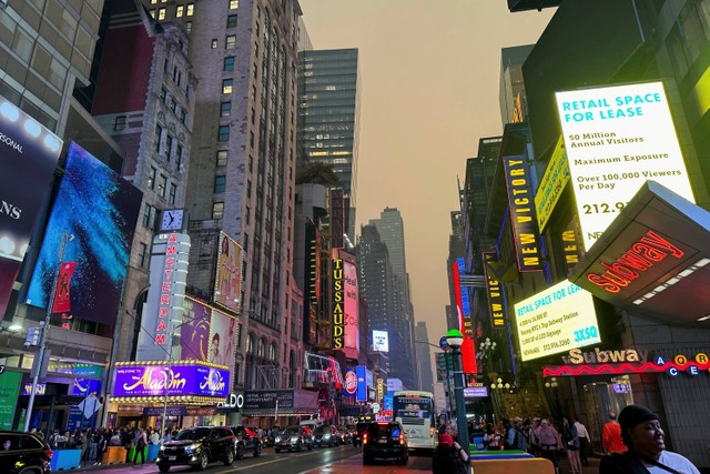 Times Square di Manhattan diselimuti kabut dan asap akibat kebakaran hutan dari Kanada, di New York, AS, Selasa (6/6/2023).  Foto: Maye-E Wong/REUTERS