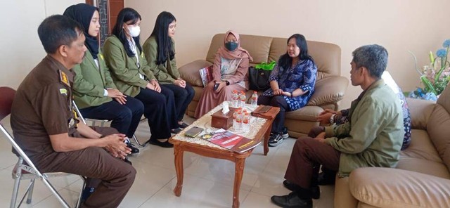 Tim Magang MBKM FH UPN "Veteran" Jatim bersama Wakil Dekan 3 serta dosen pembimbing sedang melakukan silaturahmi dan perbincangan terkait kesepakatan MoU bersama pihak Kejaksaan Negeri Bojonegoro.