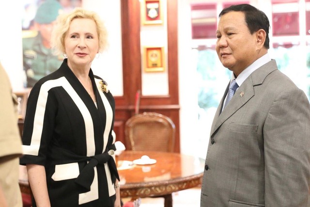 Menhan Prabowo Subianto menerima kunjungan Duta Besar Rusia untuk Indonesia Lyudmila Vorobieva di Kementerian Pertahanan, Jakarta. 
 Foto: Kemhan RI