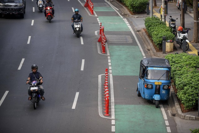 Kondisi jalur sepeda di DKI Jakarta, Rabu (7/62023). Foto: Jamal Ramadhan/kumparan