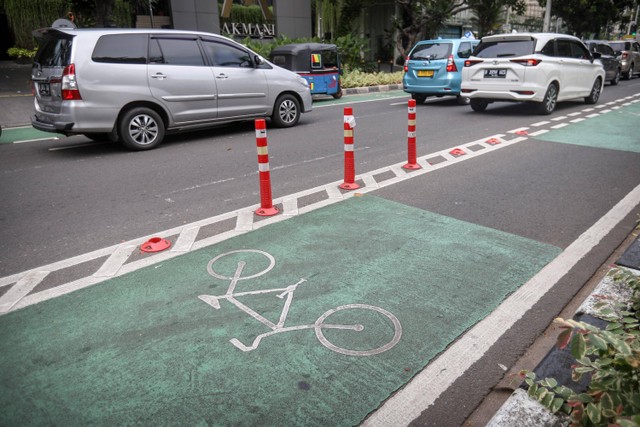 Kondisi jalur sepeda di DKI Jakarta, Rabu (7/62023). Foto: Jamal Ramadhan/kumparan