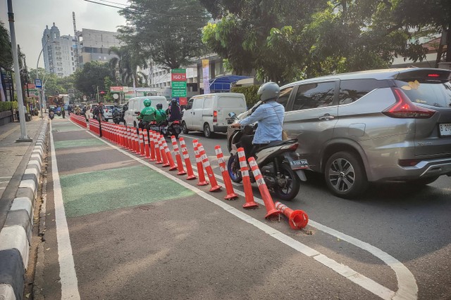 Kondisi jalur sepeda di DKI Jakarta, Rabu (7/62023). Foto: Jamal Ramadhan/kumparan