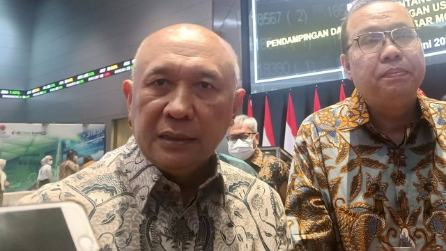 Menteri Koperasi dan UKM (Menkop UKM) Teten Masduki (kiri) dan Direktur Utama Bursa Efek Indonesia (BEI) Iman Rachman di Main Hall BEI, Rabu (7/6/2023). Foto: Ghinaa Rahmatika/kumparan