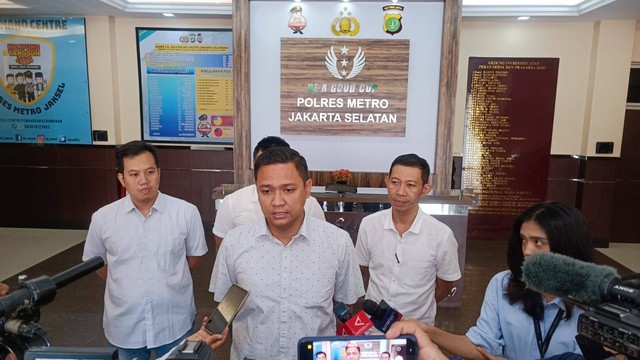 Wakasat Reskrim Polres Metro Jakarta Selatan Kompol Henrikus Yossi memberikan keterangan pers di Polres Metro Jaksel, Rabu (7/6). Foto: Thomas Bosco/kumparan