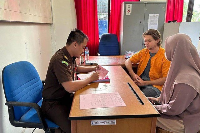 Bodhi Mani Risby-Jones (baju oranye) di Kejari Simeulue, Aceh, Foto: M.Haris Setiady Agu/Antara