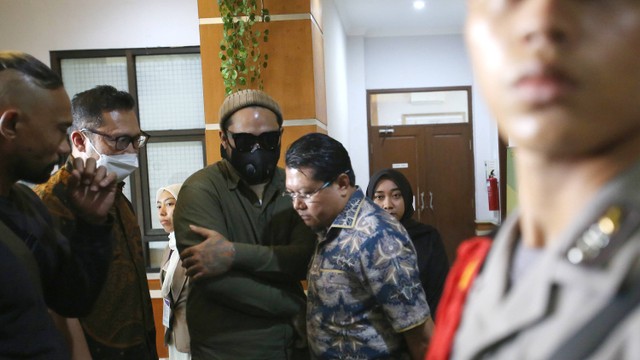 Musisi Virgoun menjalani sidang cerai denga agenda mediasi di Pengadilan Agama Jakarta Barat, Jakarta, Rabu, (7/6/2023). Foto: Agus Apriyanto