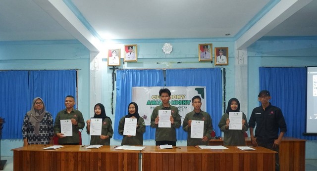 Enam orang penerima Beasiswa Peduli Orangutan Kalimantan Barat (WBOCS) tahun 2023. (Foto dok. Riko &Yayasan Palung).