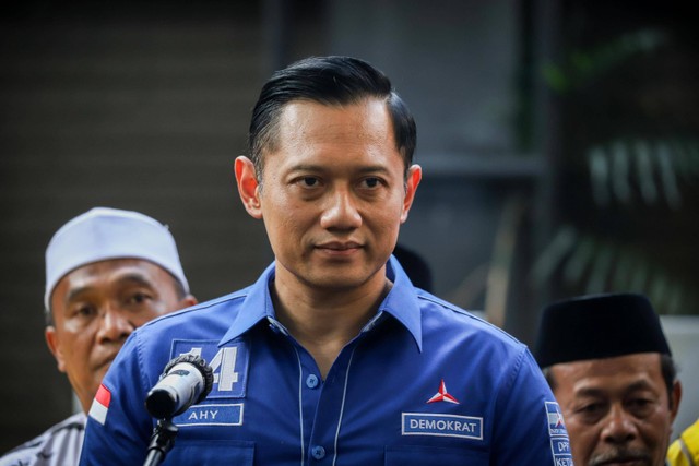 Ketua Umum Partai Demokrat Agus Harimurti Yudhoyono memberikan keterangan usai pertemuan bersama Sekber KIB pendukung Anies Baswedan di Kantor DPP Partai Demokrat, Jakarta, Rabu (7/6/2023). Foto: Jamal Ramadhan/kumparan