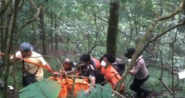 Sebuah mayat di dalam koper terbungkus karung ditemukan di kawasan Gajah Mungkur, Kecamatan Pacet, Mojokerto pada Rabu (7/6/2023). Foto: Dok. Istimewa