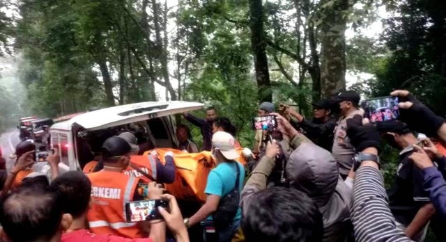 Sebuah mayat di dalam koper terbungkus karung ditemukan di kawasan Gajah Mungkur, Kecamatan Pacet, Mojokerto pada Rabu (7/6/2023). Foto: Dok. Istimewa