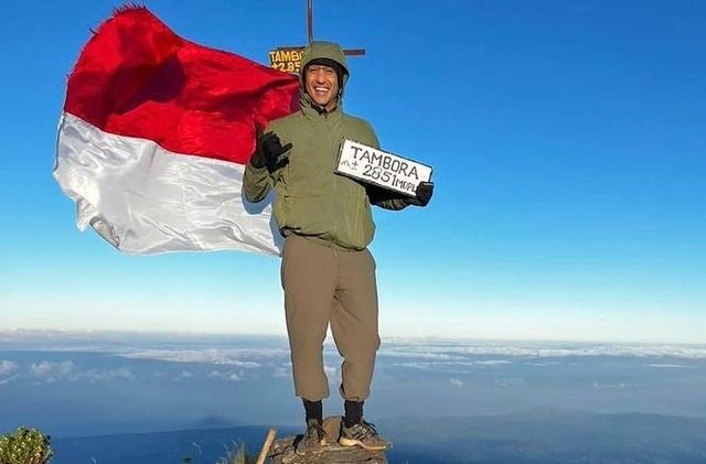Nadiem Makarim, Menteri Pendidikan, Kebudayaan, Riset dan Teknologi, saat mendaki Gunung Tambora, NTB.  Foto: dok. Nadiem Makarim/Instagram