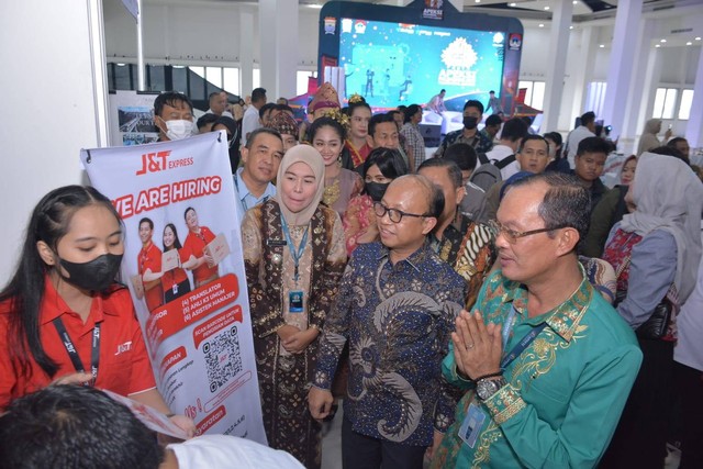 Wali Kota Palembang, Harnojoyo saat membuka kegiatan job fair di PTC mal. (ist)