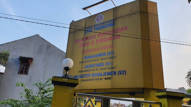 Bangunan Kampus STIE Tribuana Bekasi dalam kondisi sepi usai ditutup Kemendikbudristek. Foto: Dok. kumparan