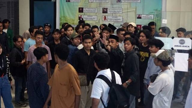 Kericuhan terjadi pada pembukaan Konfercab PMII Manado di gedung Teater Fakultas Syariah IAIN Manado, saat sejumlah mahasiswa di kampus tersebut melakukan aksi premanisme dan berupaya membatalkan kegiatan tersebut.