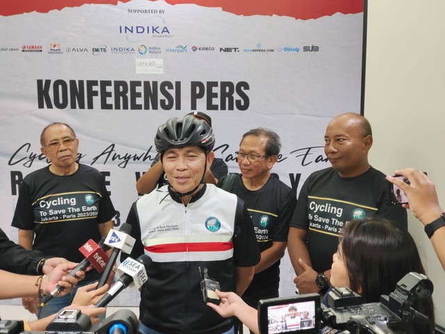 Irjen (Purn) Royke Lumowa bakal bersepeda keliling dunia untuk mempromosikan Indonesia. Foto: Dok. Istimewa