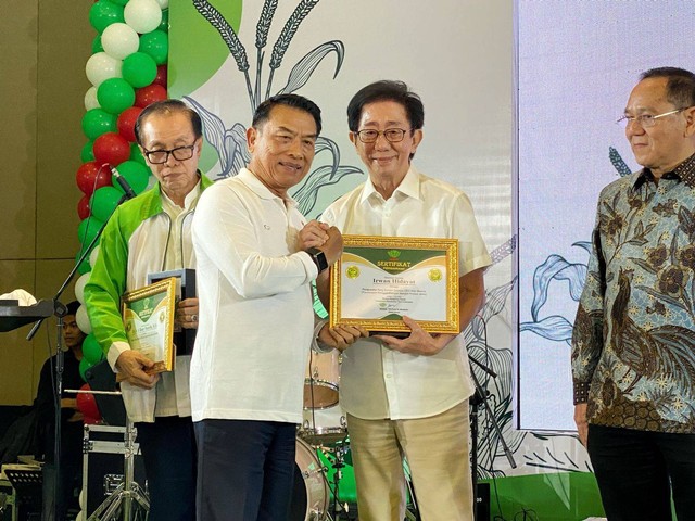 Direktur Sido Muncul, Irwan Hidayat, meraih penghargaan dari Himpunan Kerukunan Tani Indonesia (HKTI). Foto: dok. Sido Muncul