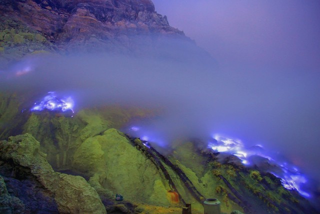 Api biru abadi Kawah Ijen. Foto: Yudha Dwi Purnama/Shutterstock