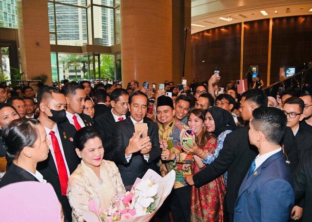 Presiden Joko Widodo dan Ibu Iriana tiba di hotel saat kunjungan kerja di Malaysia pada Rabu (7/6/2023) sore. Foto: Muchlis Jr/Biro Pers Sekretariat Presiden