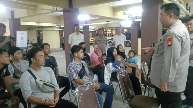 Sejumlah korban yang hendak diberangkatkan ke Malaysia secara ilegal saat berada di Polres Kapuas Hulu. Foto: Dok. Polres Kapuas Hulu