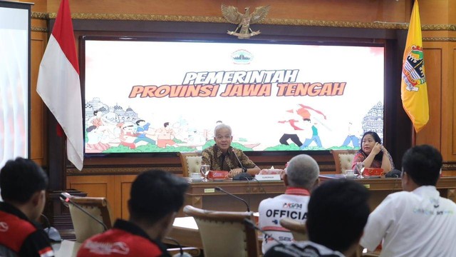 Gubernur Jateng Ganjar Pranowo menerima audiensi dari Shell Indonesia terkait kompetisi regional Shell Eco-Marathon Asia-Pasifik and The Middle East 2023, di Kantor Gubernur Jateng, Kota Semarang, Rabu (7/6/2023). Foto: Dok. Istimewa