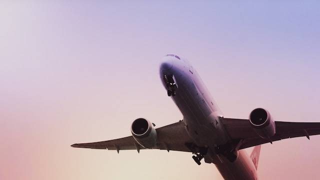 Ilustrasi aturan naik pesawat perjalanan domestik dan mancanegara. Foto: Unsplash/Patrick Tomasso