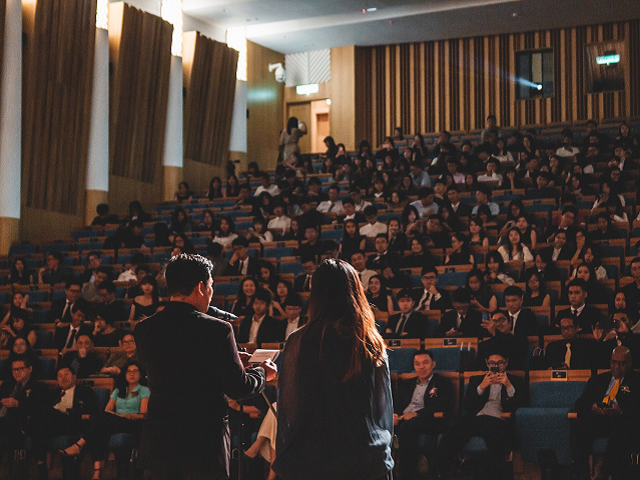 Ilustrasi contoh teks ceramah. Sumber: WanSanYip/unsplash.com.