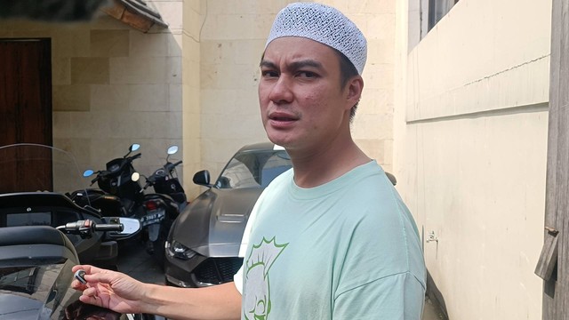 Baim Wong soal belum jadi berangkat Haji, ditemui di kediamannya, kawasan Tanah Kusir, Jakarta Selatan, Kamis (8/6/2023). Foto: Giovanni/kumparan