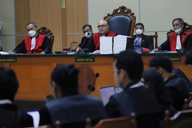 Ketua Majelis Hakim Cokorda Gede Arthana memimpin sidang di kasus Haris-Fatiah di Pengadilan Negeri Jakarta Timur, Kamis (8/6/2023). Foto: Jamal Ramadhan/kumparan