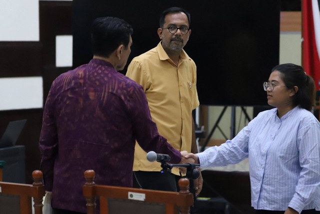 Menko Marves Luhut Binsar Panjaitan berjabat tangan dengan Fatia Maulidianty saat sidang di Pengadilan Negeri Jakarta Timur Kamis (8/6/2023). Foto: Jamal Ramadhan/kumparan