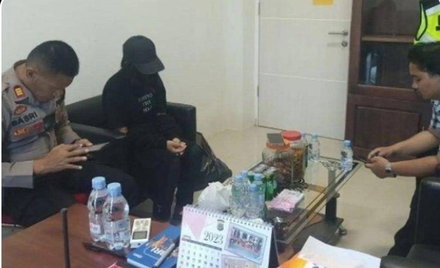 Seorang karyawati di Morowali Sulteng, i NKDA (22), ditangkap polisi karena membuang dan membakar bayinya sendiri di tempat sampah. Dok Istimewa
