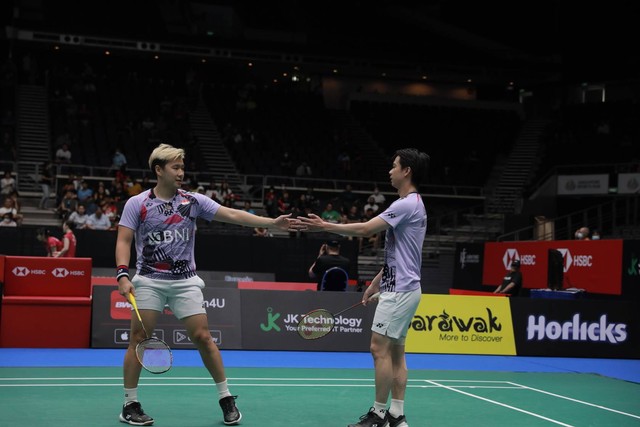 Marcus Gideon/Kevin Sanjaya saat melawan Takuro Hoki/Yugo Kobayashi di babak 16 besar Singapore Open 2023 di Singapore Indoor Stadium, Kamis (8/6). Foto: Dok. PBSI