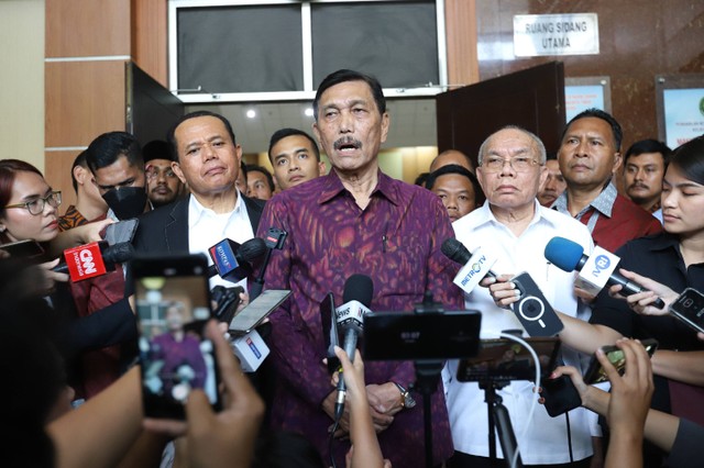 Menko Marves Luhut Binsar Pandjaitan memberikan keterangan pers usai jadi saksi sidang pencemaran nama baik di Pengadilan Negeri Jakarta Timur, Kamis (8/6/2023). Foto: Jamal Ramadhan/kumparan