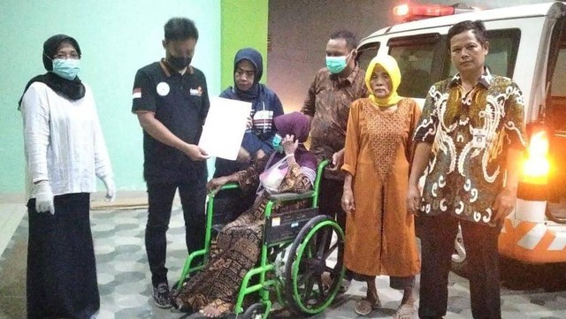 Warga mengevakuasi seorang lansia berusia 73 tahun yang ditemukan di alas atau hutan Dukuh Semampir, Desa Kesesi, Kecamatan Kesesi Kabupaten Pekalongan.  Foto: Dok. Istimewa